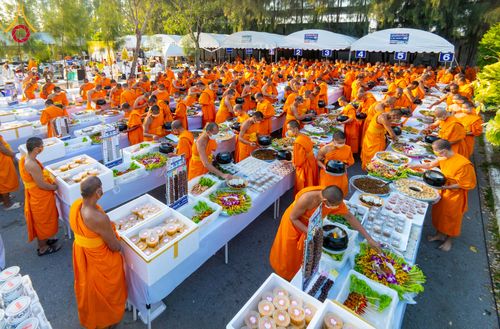 ภาพ No.293588:วันที่ 13 มกราคม พ.ศ. 2569 พิธีถวายภัตตาหารเป็นสังฆทาน แด่พระธรรมยาตรา ณ อนุสรณ์สถานมหาวิหารพระมงคลเทพมุนี (โลตัสแลนด์) อ.สองพี่น้อง จ.สุพรรณบุรี ในโครงการธรรมยาตรา กตัญญูบูชา มหาปูชนียาจารย์ พระมงคลเทพมุนี(สด จนฺทสโร) พระผู้ปราบมาร อนุสรณ์สถาน 7 แห่ง ปี