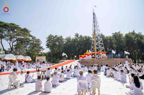 ภาพ No.285815:วันพุธที่ 10 ธันวาคม พ.ศ.2568  พิธีตอกเสาเข็มมงคลต้นสุดท้าย รองรับองค์พระเจดีย์เพื่อสร้างสันติภาพโลก ณ ศูนย์ปฏิบัติธรรมและศูนย์อบรมเยาวชน ชัยนาท