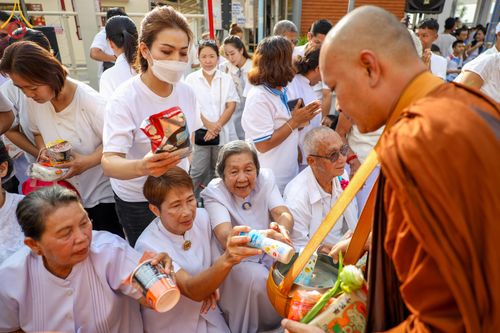 ภาพ No.343203:วันอาทิตย์ที่ 16 สิงหาคม พ.ศ.2569 พิธีตักบาตรพระ 10,000 รูป นานาชาติ ปีที่ 23 คณะสงฆ์ 4 ประเทศ 14 จังหวัดภาคใต้ น้อมถวายเป็นพุทธบูชา ทำบุญเพื่อแม่- พ่อ ณ ถนนนิพัทธ์อุทิศ 3 อ.หาดใหญ่ จ.สงขลา