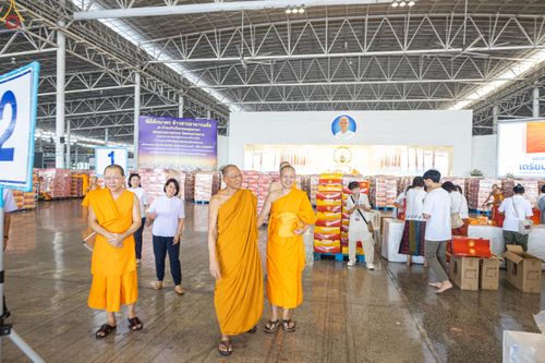 ภาพ No.321973:วันที่ 12 -13 เมษายน พ.ศ.2569 การเตรียมกล่องไทยธรรม + การขนย้ายเก้าอี้ เพื่องานถวายมหาสังฆทาน 40,000 กว่าวัดทั่วประเทศ วันคุ้มครองโลก 22 เมษายน พ.ศ.2569 วัดพระธรรมกาย