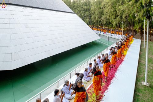 ภาพ No.287923:วันที่ 3 มกราคม พ.ศ. 2569 พิธีต้อนรับพระธรรมยาตรา ครั้งที่ 2 (ภาพชุดที่ 2) ในโครงการธรรมยาตรา กตัญญูบูชา มหาปูชนียาจารย์ พระมงคลเทพมุนี(สด จนฺทสโร) พระผู้ปราบมาร อนุสรณ์สถาน 7 แห่ง ปีที่ 14 ณ อนุสรณ์สถานมหาวิหารพระมงคลเทพมุนี (โลตัสแลนด์) อ.สองพี่น้อง จ.