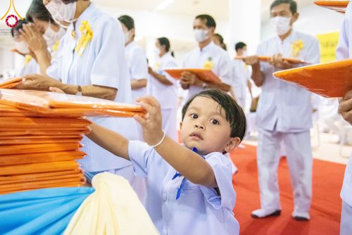 ภาพ No.86378:วันธรรมชัย ปีที่ 55 พิธีทอดผ้าป่ากฐินสมทบครั้งที่1, พิธีเจริญพุทธมนต์ ลูกนิมิตมหาสมบัติฯ พิธีจุดประทีป,พิธีฉลองชัยสวดมนต์บทธัมมจักกัปปวัตนสูตร วันอาทิตย์ที่ 27 สิงหาคม พ.ศ.2566 ณ สภาธรรมกายสากล / มหารัตนวิหารคด วัดพระธรรมกาย