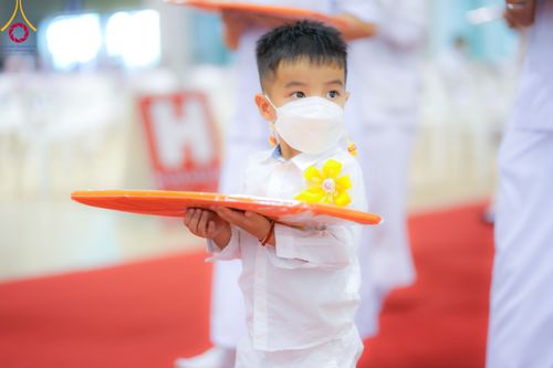 ภาพ No.86363:วันธรรมชัย ปีที่ 55 พิธีทอดผ้าป่ากฐินสมทบครั้งที่1, พิธีเจริญพุทธมนต์ ลูกนิมิตมหาสมบัติฯ พิธีจุดประทีป,พิธีฉลองชัยสวดมนต์บทธัมมจักกัปปวัตนสูตร วันอาทิตย์ที่ 27 สิงหาคม พ.ศ.2566 ณ สภาธรรมกายสากล / มหารัตนวิหารคด วัดพระธรรมกาย