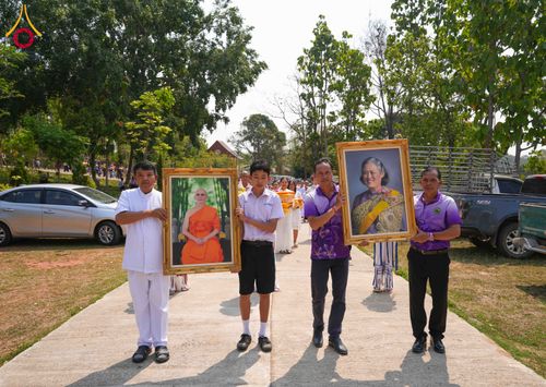 ภาพ No.317650:วันพฤหัสบดีที่ ๒ เมษายน พ.ศ.๒๕๖๙ พิธีบรรพชาสามเณรภาคฤดูร้อน น้อมบูชาธรรมอายุวัฒนมงคล ๘๒ ปี หลวงพ่อธัมมชโย และ ถวายเป็นพระราชกุศลแด่ สมเด็จพระกนิษฐาธิราชเจ้ากรมสมเด็จพระเทพรัตน์ราชสุดาฯ สยามบรมราชกุมารี รุ่นที่ ๑๓ ณ วัดทุ่งเจริญธรรม อำเภออมก๋อย จังหวัดเชี