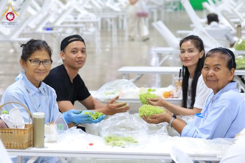 ภาพ No.303330:วันที่ 15-21 มกราคม พ.ศ.2569 ปลิดกลีบดอกเบญจทรัพย์ เพื่อโปรยต้อนรับพระธรรมยาตรา ในโครงการธรรมยาตรา กตัญญูบูชา มหาปูชนียาจารย์ พระมงคลเทพมุนี(สด จนฺทสโร) พระผู้ปราบมาร อนุสรณ์สถาน 7 แห่ง ปีที่ 14 ณ วิหารคด วัดพระธรรมกาย