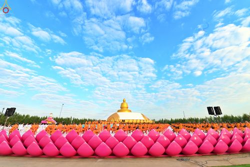 ภาพ No.302594:วันที่ 24 มกราคม พ.ศ. 2569 พิธีตักบาตรพระธรรมยาตรา(ภาพชุดที่ 2) ณ อนุสรณ์สถานลำดับที่ 5 สถานที่เผยแผ่วิชชาธรรมกายครั้งแรก อนุสรณ์สถานบางปลา วัดบางปลา อำเภอบางเลน จังหวัดนครปฐม ในโครงการธรรมยาตรา กตัญญูบูชา มหาปูชนียาจารย์ พระมงคลเทพมุนี(สด จนฺทสโร) พระผู