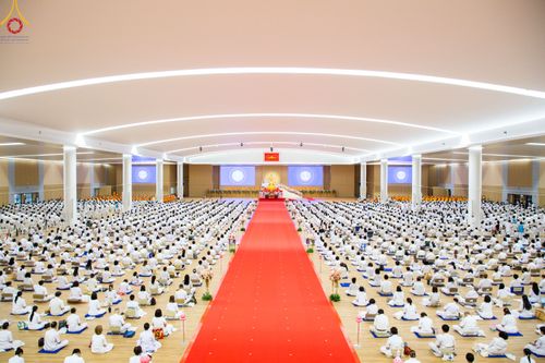 พิธีบรรจุพระบรมสารีริกธาตุภายในเกตุดอกบัวตูม องค์พระประธาน ณ ห้องแก้วสารพัดนึก 2 วัดพระธรรมกาย ในวันอาสาฬหบูชา อังคารที่ 1 สิงหาคม พ.ศ.2566