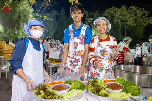 ภาพ No.293431:วันที่ 13 มกราคม พ.ศ. 2569 พิธีถวายภัตตาหารเป็นสังฆทาน แด่พระธรรมยาตรา ณ อนุสรณ์สถานมหาวิหารพระมงคลเทพมุนี (โลตัสแลนด์) อ.สองพี่น้อง จ.สุพรรณบุรี ในโครงการธรรมยาตรา กตัญญูบูชา มหาปูชนียาจารย์ พระมงคลเทพมุนี(สด จนฺทสโร) พระผู้ปราบมาร อนุสรณ์สถาน 7 แห่ง ปี