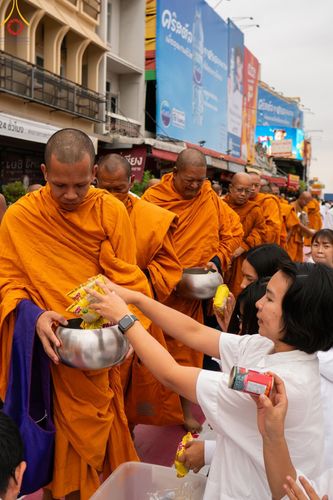 ภาพ No.126275:พิธีทำบุญเมืองนครราชสีมา ฉลอง 556 ปี ตักบาตรพระ 10,000 รูป ในวันเสาร์ที่ 2 มีนาคม พ.ศ.2567 ณ อนุสาวรีย์ท้าวสุรนารี จ.นครราชสีมา จัดโดย คณะสงฆ์จังหวัดนครราชสีมา ร่วมกับสำนักงานจังหวัดนครราชสีมา