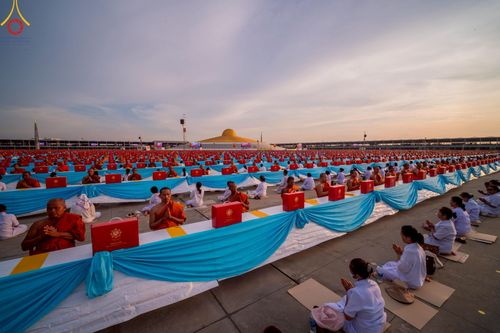 ภาพ No.221794:วันอังคารที่ 22 เมษายน พ.ศ. 2568 ภาพพิธีถวายมหาสังฆทานคณะสงฆ์ 40,000 กว่าวัดทั่วประเทศ เนื่องในวันคุ้มครองโลก ชุดที่ 2 (ปลื้มให้สมการรอคอย) ณ ลานธรรมพระมหาธรรมกายเจดีย์ วัดพระธรรมกาย