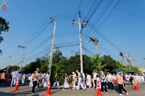 ภาพ No.197872:พิธีตักบาตรพระธรรมยาตรา ณ อนุสรณ์สถานลำดับที่ 4 สถานที่เกิดด้วยกายธรรม วัดโบสถ์(บน) ต.บางคูเวียง จ.นนทบุรี ในโครงการธรรมยาตรา กตัญญูบูชา มหาปูชนียาจารย์ พระมงคลเทพมุนี(สด จนฺทสโร) พระผู้ปราบมาร อนุสรณ์สถาน 7 แห่ง ปีที่ 13 วันที่ 19 มกราคม พ.ศ. 2568