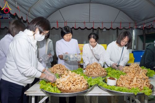 ภาพ No.292536:วันที่ 12 มกราคม พ.ศ. 2569 พิธีถวายภัตตาหารเป็นสังฆทาน แด่พระธรรมยาตรา ณ อนุสรณ์สถานมหาวิหารพระมงคลเทพมุนี (โลตัสแลนด์) อ.สองพี่น้อง จ.สุพรรณบุรี ในโครงการธรรมยาตรา กตัญญูบูชา มหาปูชนียาจารย์ พระมงคลเทพมุนี(สด จนฺทสโร) พระผู้ปราบมาร อนุสรณ์สถาน 7 แห่ง ปี