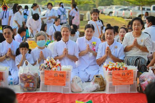 ภาพ No.81322:พิธีตักบาตรพระ ๑,๐๒๘ รูป ถวายเป็นพุทธบูชา เนื่องในสัปดาห์วิสาขบูชาโลก  ช่วยคณะสงฆ์ ๓๒๓ วัด ๔ จังหวัดชายแดนใต้ วันอาทิตย์ที่ ๒๘ พฤษภาคม พ.ศ.๒๕๖๖ ณ ศูนย์ปฎิบัติธรรมดอยหล่อ อำเภอดอยหล่อ จังหวัดเชียงใหม่