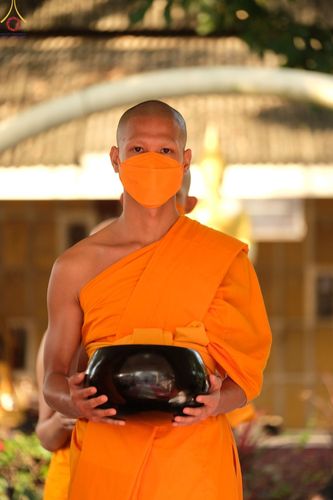 ภาพ No.73546:พิธีตักบาตรพระธรรมยาตราฯ ในโครงการธรรมยาตรากตัญญูบูชา มหาปูชนียาจารย์ พระมงคลเทพมุนี(สด จนฺทสโร) พระผู้ปราบมาร ปีที่ 11 ณ อนุสรณ์สถานลำดับที่ 4 สถานที่เกิดด้วยกายธรรม วัดโบสถ์ (บน) บางคูเวียง อ.บางกรวย จ.นนทบุรี วันที่ 22 มกราคม พ.ศ. 2566