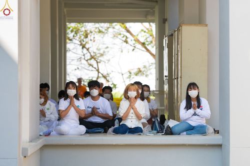 ภาพ No.70338:พิธีเจริญพระพุทธมนต์ ปฏิบัติธรรม มอบทุนการศึกษา ถวายสังฆทาน 139 วัด เพื่อถวายเป็นพุทธบูชา และขับเคลื่อนโครงการหมู่บ้านรักษาศีล 5 โดยคณะสงฆ์จังหวัดสุพรรณบุรี คณะศิษยานุศิษย์วัดพระธรรมกาย โครงการธรรมยาตรา ปีที่ 11 วันที่ 7 มกราคม พ.ศ. 2566 ณ ศูนย์ปฏิบัติธร