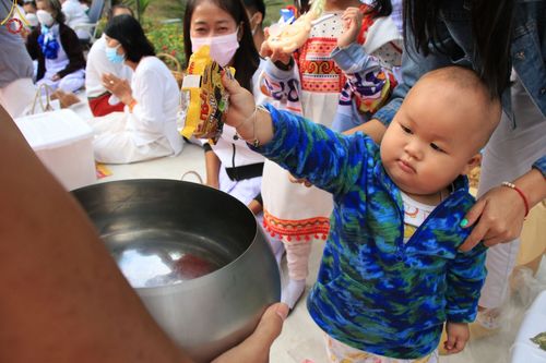 ภาพ No.68555:พิธีเจริญพระพุทธมนต์และตักบาตรพระ ๑,๐๐๐ รูป บำเพ็ญกุศลเพื่อถวายพระพรชัยแด่ สมเด็จพระเจ้าลูกเธอเจ้าฟ้าพัชรกิติยาภา นเรนทิราเทพยวดี กรมหลวงราชสาริณีสิริพัชร มหาวัชรราชธิดา และ ฉลองเมืองลำปาง ๑,๓๔๒ ปี วันศุกร์ที่ ๓๐ ธันวาคม พ.ศ.๒๕๖๕ ณ ศูนย์ปฏิบัติธรรมลำปาง 