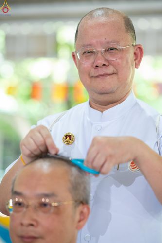 ภาพ No.338270:วันอาทิตย์ที่ 5 กรกฎาคม พศ.2569 พิธีตัดปอยผมธรรมทายาทนานาชาติ IDOP รุ่นที่ 21 จากประเทศจีน มาเลเซีย สิงคโปร์ และไต้หวัน ณ โถงช้าง วัดพระธรรมกาย