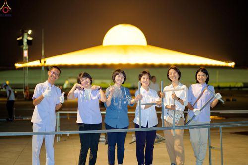 ภาพ No.326952:วันที่ 1 พฤษภาคม พ.ศ.2569 พระภิกษุ สามเณร เจ้าหน้าที่ สาธุชน ร่วมกันเก็บงาน ณ ลานธรรม วัดพระธรรมกาย