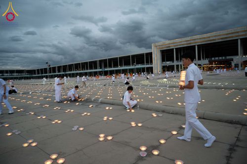 ภาพ No.345761:วันพฤหัสบดีที่ 27 สิงหาคม พ.ศ.2569 พิธีจุดประทีป เนื่องในวันธรรมชัย ณ วัดพระธรรมกาย ปทุมธานี