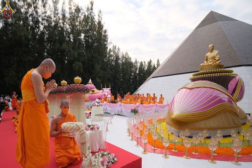 ภาพ No.69327:พิธีจุดประทีปถวายเป็นพุทธบูชา และบูชาธรรมมหาปูชนียาจารย์ ในโครงการธรรมยาตรากตัญญูบูชา มหาปูชนียาจารย์ พระมงคลเทพมุนี(สด จนฺทสโร) พระผู้ปราบมาร ปีที่ 11 ณ อนุสรณ์สถานมหาวิหารพระมงคลเทพมุนี อ.สองพี่น้อง จ.สุพรรณบุรี