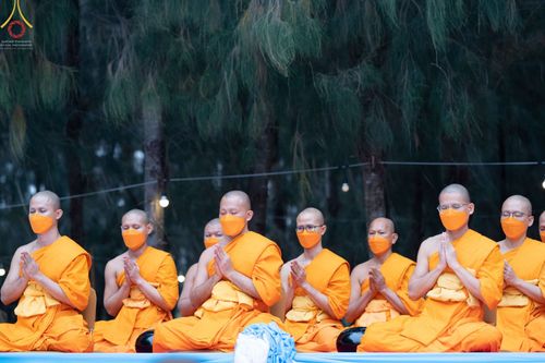 ภาพ No.69584:พิธีตักบาตรพระธรรมยาตราฯ ในโครงการธรรมยาตรากตัญญูบูชา มหาปูชนียาจารย์ พระมงคลเทพมุนี(สด จนฺทสโร) พระผู้ปราบมาร ปีที่ 11 ณ อนุสรณ์สถานลำดับที่ 1 สถานที่เกิดด้วยรูปกายเนื้อ อนุสรณ์สถานมหาวิหารพระมงคลเทพมุนี อ.สองพี่น้อง จ.สุพรรณบุรี