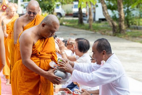 ภาพ No.137640:พิธีตักบาตร พิธีถวายสังฆทานแด่คณะสงฆ์ 323 วัด พิธีทำบุญอุทิศส่วนกุศลแด่ผู้วายชนม์ ในเหตุการณ์ความไม่สงบ 4 จังหวัดชายแดนภาคใต้ ปีที่ 20 ครั้งที่ 169 และพิธีมอบกองทุนหนุนแรงใจช่วยครูใต้ ปีที่ 17 ครั้งที่ 134 วันที่ 25 พฤษภาคม พ.ศ.2567 อ.ตากใบ จ.นราธิวาส