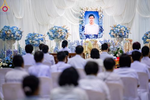 ภาพ No.90848:พิธีบำเพ็ญกุศลสวดพระอภิธรรม  อุบาสกถาวร พรหมถาวร (อุบาสกผู้ปั้นพระ) คืนที่ 4 วันอังคารที่ 17 ตุลาคม พ.ศ. 2566 ณ ห้องแก้วสารพัดนึก 1 สภาธรรมกายสากล วัดพระธรรมกาย จ.ปทุมธานี