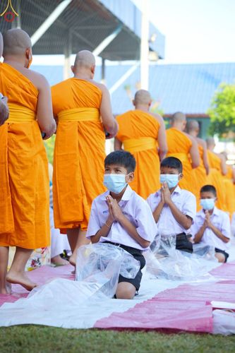ภาพ No.73665:พิธีตักบาตรพระธรรมยาตราฯ ในโครงการธรรมยาตรากตัญญูบูชา มหาปูชนียาจารย์ พระมงคลเทพมุนี(สด จนฺทสโร) พระผู้ปราบมาร ปีที่ 11 ณ อนุสรณ์สถานลำดับที่ 4 สถานที่เกิดด้วยกายธรรม วัดโบสถ์ (บน) บางคูเวียง อ.บางกรวย จ.นนทบุรี วันที่ 22 มกราคม พ.ศ. 2566