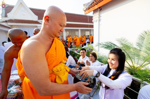 ภาพ No.297718:วันที่ 18 มกราคม พ.ศ. 2569 พิธีตักบาตรพระธรรมยาตรา ณ วัดโบสถ์บน ต.บางคูเวียง จ.นนทบุรี อนุสรณ์สถานลำดับที่ 4 สถานที่เกิดด้วยกายธรรม ในโครงการธรรมยาตรา กตัญญูบูชา มหาปูชนียาจารย์ พระมงคลเทพมุนี(สด จนฺทสโร) พระผู้ปราบมาร อนุสรณ์สถาน 7 แห่ง ปีที่ 14