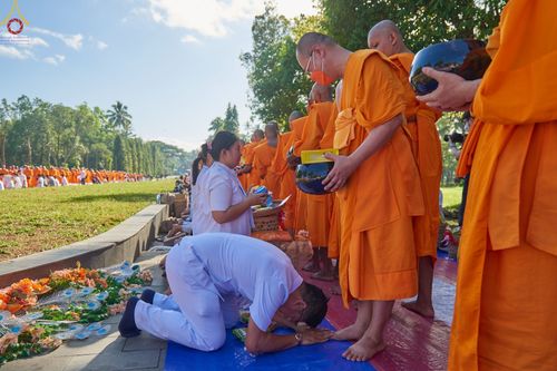 ภาพ No.68369:พิธีตักบาตร ณ พระมหาเจดีย์บรมพุทโธ ประเทศอินโดนีเซีย วันที่ 18 ธันวาคม พ.ศ. 2565