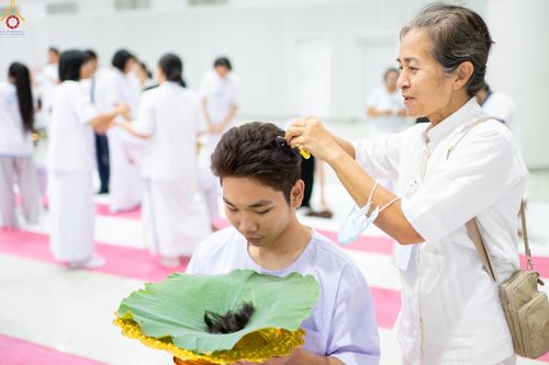 ภาพ No.319296:วันเสาร์ที่ 4 เมษายน พ.ศ.2569 พิธีปลงผมนาคธรรมทายาท โครงการอุปสมบทหมู่ธรรมทายาท ระดับอุดมศึกษา รุ่นที่ 53 ภาคฤดูร้อน ณ มหารัตนวิหารคด 13 วัดพระธรรมกาย