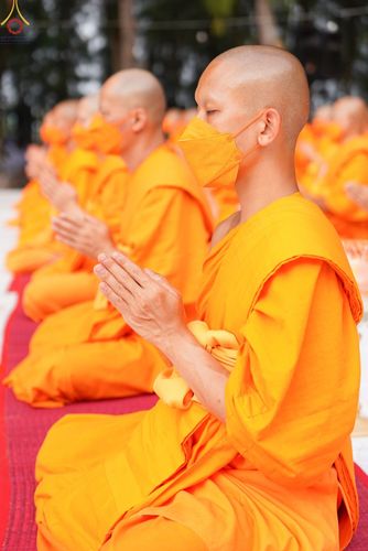 ภาพ No.69443:พิธีจุดประทีปถวายเป็นพุทธบูชา และบูชาธรรมมหาปูชนียาจารย์ ในโครงการธรรมยาตรากตัญญูบูชา มหาปูชนียาจารย์ พระมงคลเทพมุนี(สด จนฺทสโร) พระผู้ปราบมาร ปีที่ 11 ณ อนุสรณ์สถานมหาวิหารพระมงคลเทพมุนี อ.สองพี่น้อง จ.สุพรรณบุรี