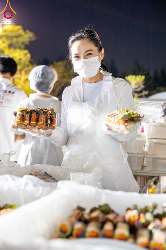 ภาพ No.106309:พิธีถวายภัตตาหารเป็นสังฆทาน แด่คณะพระธรรมยาตราฯ ในโครงการธรรมยาตรากตัญญูบูชา มหาปูชนียาจารย์ พระมงคลเทพมุนี(สด จนฺทสโร) พระผู้ปราบมาร อนุสรณ์สถาน 7 แห่ง ปีที่ 12 วันที่ 5 มกราคม พ.ศ. 2567 ณ อนุสรณ์สถานโลตัสแลนด์ จ.สุพรรณบุรี