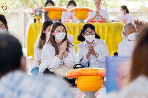 ภาพ No.65675:พิธีปลงผมและพิธีขอขมา มอบบาตรกับผ้าไตร ในโครงการอุปสมบทบูชาธรรม มหาปูชนียาจารย์ประจำปี 2565 ณ ศูนย์ปฎิบัติธรรมสมุทรปราการ(บางบ่อ)  วันอาทิตย์ที่ 20 พฤศจิกายน พ.ศ. 2565