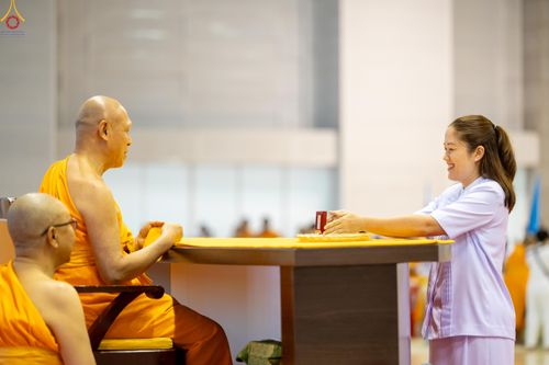 ภาพ No.311658:วันอาทิตย์ต้นเดือนที่ 1 มีนาคม พ.ศ.2569 สัมมนาพิเศษ พิธีมอบรูปหล่อโลหะหลวงปู่วัดปากน้ำ พระมงคลเทพมุนี พิธีมุทิตาสักการะในโอกาสพระครูปลัดรัตนวีรวัฒน์(รังสฤษดิ์ อิทธิจินฺตโก) เจ้าอาวาสวัดพระธรรมกาย  ดำรงตำแหน่งเป็น “ที่ปรึกษาเจ้าคณะจังหวัดปทุมธานี”  ณ ห้อง