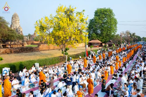 ภาพ No.318073:วันเสาร์ที่ 4 เมษายน พ.ศ. 2569 งานทำบุญเมืองใจกลางอยุธยา  ตักบาตรพระ 1,109 รูป ณ ถนนชีกุน หน้าวัดมหาธาตุ และวัดราชบูรณะ