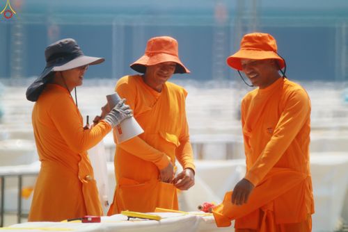 ภาพ No.321961:วันที่ 11-12 เมษายน พ.ศ.2569 การเตรียมงาน มัดถุงน้ำ , ผูกผ้าระบาย , เตรียมจุดฉันภัตตาหาร เพื่องานถวายมหาสังฆทาน 40,000 กว่าวัดทั่วประเทศ วันคุ้มครองโลก 22 เมษายน พ.ศ.2569 วัดพระธรรมกาย