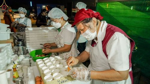 ภาพ No.70990:พิธีถวายภัตตาหารเป็นสังฆทาน แด่คณะพระธรรมยาตราฯ ในโครงการธรรมยาตราฯ ปีที่ 11 ณ อนุสรณ์สถานคลองบางนางแท่น อ.สามพราน จ.นครปฐม วันที่ 13 มกราคม พ.ศ. 2566