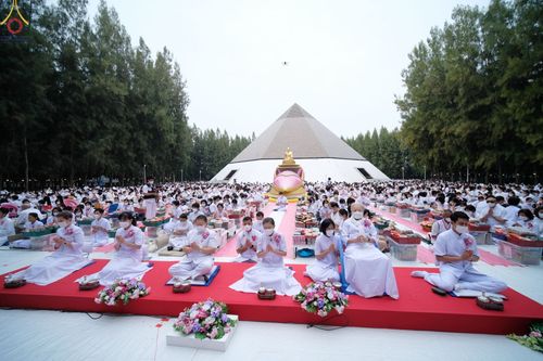 ภาพ No.69675:พิธีตักบาตรพระธรรมยาตราฯ ในโครงการธรรมยาตรากตัญญูบูชา มหาปูชนียาจารย์ พระมงคลเทพมุนี(สด จนฺทสโร) พระผู้ปราบมาร ปีที่ 11 ณ อนุสรณ์สถานลำดับที่ 1 สถานที่เกิดด้วยรูปกายเนื้อ อนุสรณ์สถานมหาวิหารพระมงคลเทพมุนี อ.สองพี่น้อง จ.สุพรรณบุรี