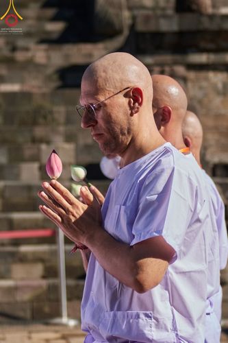 ภาพ No.68197:พิธีเวียนประทักษิณ และวันทาพระมหาเจดีย์บรมพุทโธ ของนาคธรรมทายาท ประเทศอินโดนีเซีย วันที่ 17 ธันวาคม พ.ศ. 2565