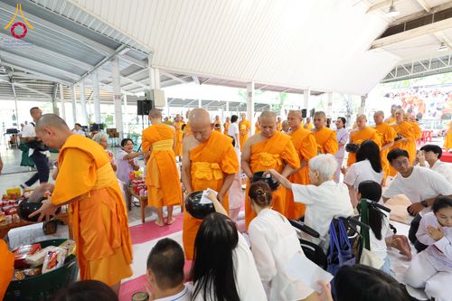 ภาพ No.322928:วันอาทิตย์ที่ 19 เมษายน พ.ศ. 2569 ตักบาตรฉลองพระใหม่ โครงการบรรพชาและอุปสมบทหมู่ รุ่นบูชาธรรม 82 ปี หลวงพ่อธัมมชโย ณ อาคารโถงช้าง สำนักงานใหญ่