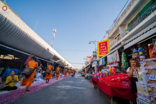 ภาพ No.105651:พิธีต้อนรับพระธรรมยาตรา ในโครงการธรรมยาตรากตัญญูบูชา มหาปูชนียาจารย์ พระมงคลเทพมุนี(สด จนฺทสโร) พระผู้ปราบมาร อนุสรณ์สถาน 7 แห่ง ปีที่ 12 วันที่ 3 มกราคม พ.ศ. 2567 ณ อนุสรณ์สถานโลตัสแลนด์ จ.สุพรรณบุรี