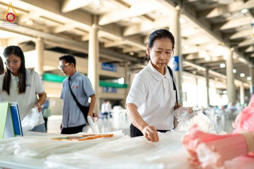 ภาพ No.279427:วันที่ 19-26 ธันวาคม พ.ศ. 2568 และ วันที่ 1 มกราคม พ.ศ.2569 รับบุญปลิดกลีบดอกไม้ เพื่อโปรยต้อนรับพระธรรมยาตรา