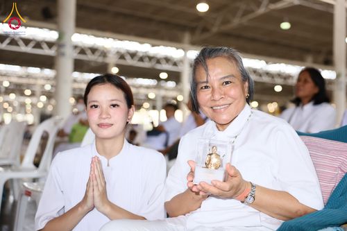 ภาพ No.338153:วันอาทิตย์ต้นเดือน 5 กรกฎาคม พ.ศ.2569 สัมมนาพิเศษ พิธีมอบพระของขวัญ ณ ห้องแก้วสารพัด1 วัดพระธรรมกาย