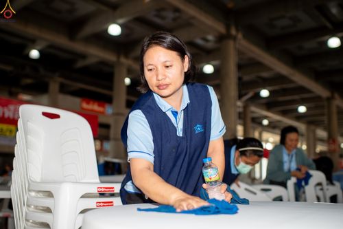 ภาพ No.322301:วันที่ 15 เมษายน พ.ศ.2569 การเตรียมงาน เช็ดโต๊ะ เก้าอี้ ปูผ้าโต๊ะฉัน เพื่องานถวายมหาสังฆทาน 40,000 กว่าวัดทั่วประเทศ วันคุ้มครองโลก 22 เมษายน พ.ศ.2569 วัดพระธรรมกาย