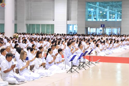 ภาพ No.311432:วันอาทิตย์ต้นเดือนที่ 1 มีนาคม พ.ศ.2569 พิธีตักบาตร และ พิธีบูชาข้าวพระ ณ สภาธรรมกายสากล วัดพระธรรมกาย