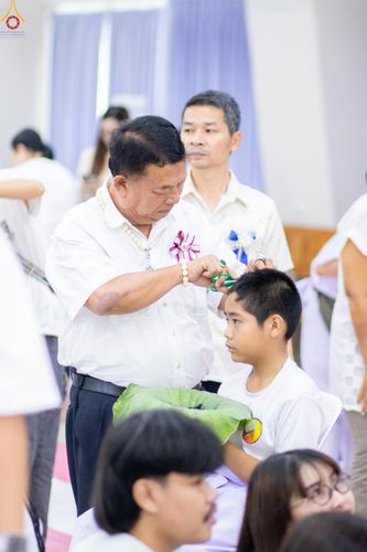 ภาพ No.320109:วันเสาร์ที่ 4 เมษายน 2569 พิธีตัดปอยผม ขอขมาผู้ปกครอง  มอบบาตร-ผ้าไตร และพิธีบรรพชาสามเณร 87 รูป  ณ ศูนย์ปฏิบัติธรรมระยอง(บ้านช่องลม)  ต.บางบุตร อ.บ้านค่าย จ.ระยอง