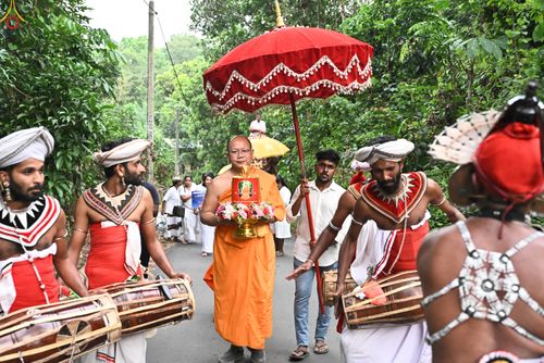 ภาพ No.278862:วันที่ 1 พฤศจิกายน  2568 กฐินสมทบวัดต่างประเทศ โดยคณะศิษยานุศิษย์ บูชาธรรม 81 ปี หลวงพ่อธัมมชโย กฐินช้างศรีลังกา  ณ วัดสุวรรณวิหาร เขตอาวิซาเวรี ประเทศศรีลังกา