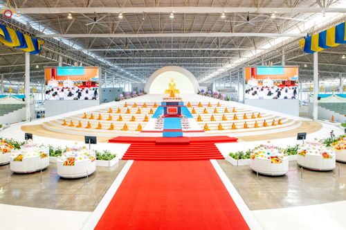 ภาพ No.311390:วันอาทิตย์ต้นเดือนที่ 1 มีนาคม พ.ศ.2569 พิธีตักบาตร และ พิธีบูชาข้าวพระ ณ สภาธรรมกายสากล วัดพระธรรมกาย