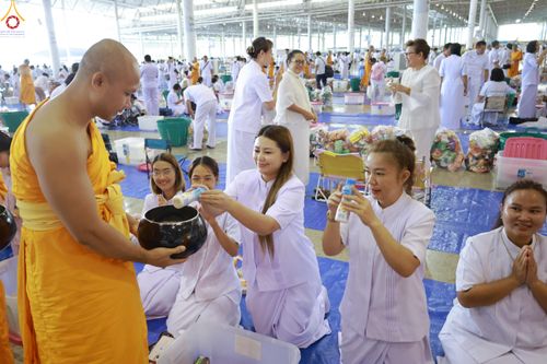 ภาพ No.318212:วันอาทิตย์ต้นเดือนที่ 5 เมษายน พ.ศ.2569 พิธีตักบาตร ณ บ้านแก้วเรือนทองคุณยายอาจารย์ฯ วัดพระธรรมกาย